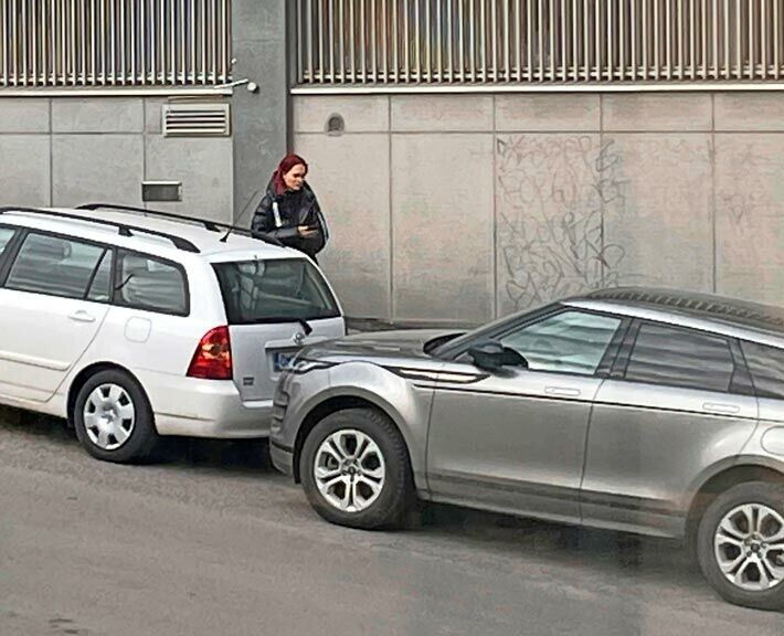 Sanni joutui pitkään ihmettelemään, miten iso auto solahtaisi ulos tiukasta paikasta. Sanni joutui pitkään ihmettelemään, miten iso auto solahtaisi ulos tiukasta paikasta.