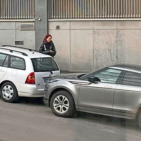 Sanni joutui pitkään ihmettelemään, miten iso auto solahtaisi ulos tiukasta paikasta. Sanni joutui pitkään ihmettelemään, miten iso auto solahtaisi ulos tiukasta paikasta.