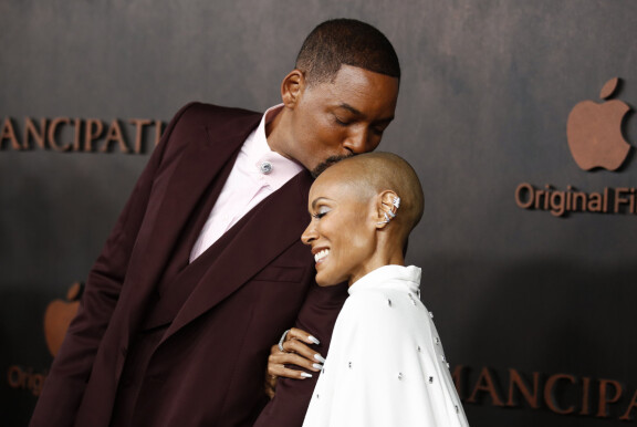 Will Smith raivostui silmittömästi, kun Chris Rock vitsaili hänen vaimonsa Jada Pinkett Smithin sairauden aiheuttamasta kaljusta. Kuvassa Will ja Jada marraskuussa 2022.