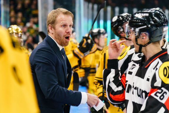 Vielä viime kaudella Tommi valmensi KalPaa, jonka kohtaa perjantaina TPS:n peräsimessä.