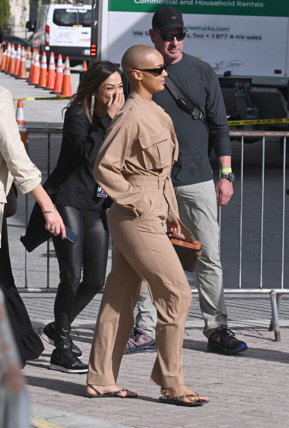 Mysteeriseuralainen muistuttaa ulkonäöllisesti Willin vaimoa Jada Pinkett Smithiä.