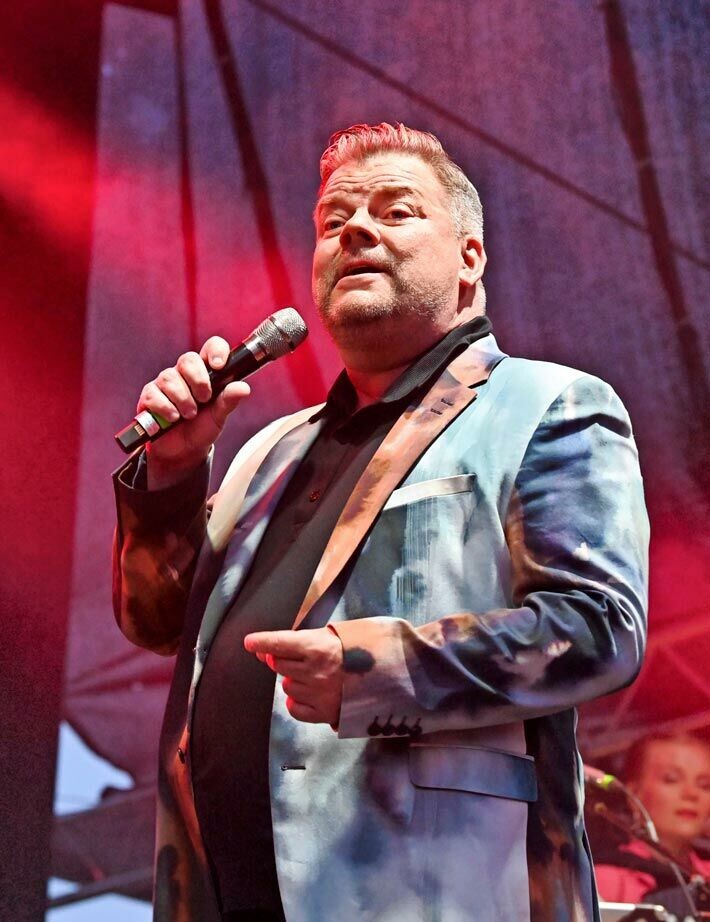 Jari Sillanpäällä riittää päänvaivaa. Fanit ovat harventuneet, konsertteja joudutaan perumaan ylesökadon takia eikä keikkakalenterikaan täyty. Jari Sillanpäällä riittää päänvaivaa. Fanit ovat harventuneet, konsertteja joudutaan perumaan ylesökadon takia eikä keikkakalenterikaan täyty.