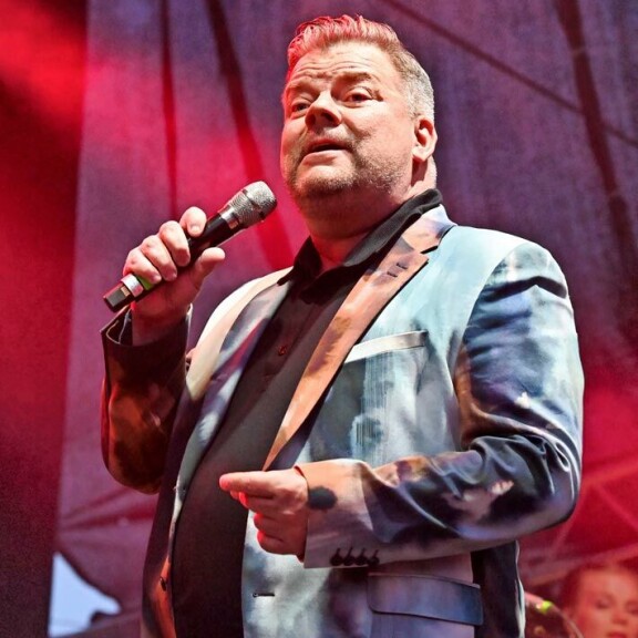 Jari Sillanpäällä riittää päänvaivaa. Fanit ovat harventuneet, konsertteja joudutaan perumaan ylesökadon takia eikä keikkakalenterikaan täyty. Jari Sillanpäällä riittää päänvaivaa. Fanit ovat harventuneet, konsertteja joudutaan perumaan ylesökadon takia eikä keikkakalenterikaan täyty.