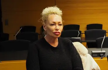 Takavuosien kohukaunotarta syytetään taksikuskin lyömisestä – mies vaatii 10 000 euron korvauksia