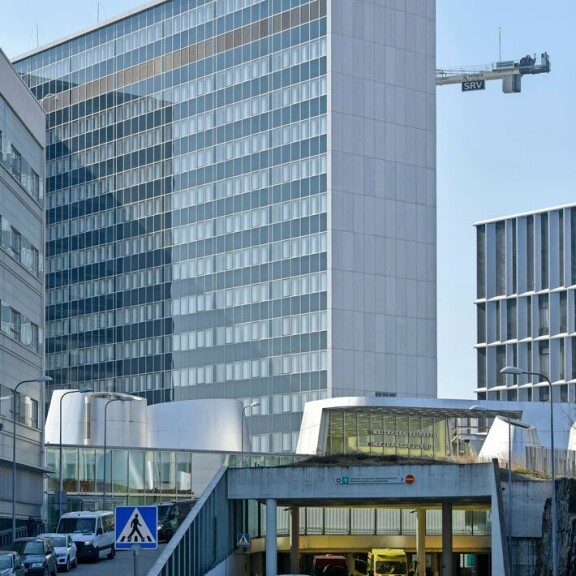 Helsingin jättimäinen Meilahden sairaala huolehtii tällä hetkellä Jorman toipumisesta. Helsingin jättimäinen Meilahden sairaala huolehtii tällä hetkellä Jorman toipumisesta.