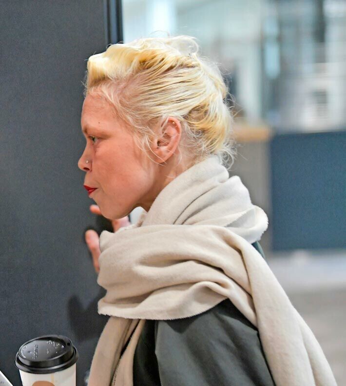 Jenni-tytär ihmetteli oikeudessa isänsä rahojen katoamista. Jenni-tytär ihmetteli oikeudessa isänsä rahojen katoamista.