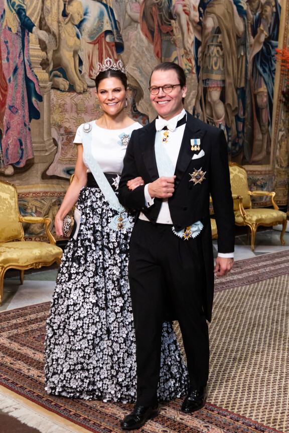 Kruununprinsessa Victorian iltapuvun juju oli kukkakuvioitu helma. Vierellä puoliso, prinssi Daniel.