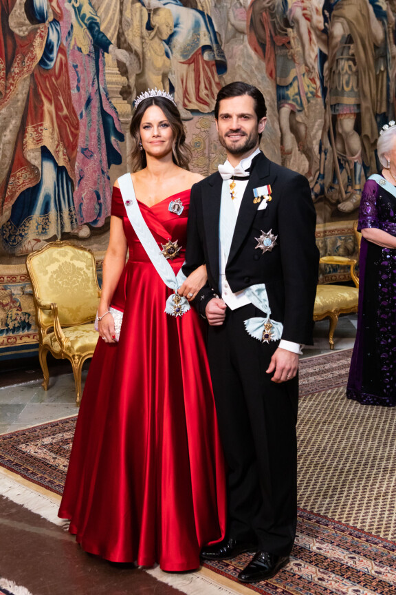 Prinsessa Sofian juhla-asu henki vanhan Hollywoodin glamouria. Vierellä puoliso, prinssi Carl Philip.