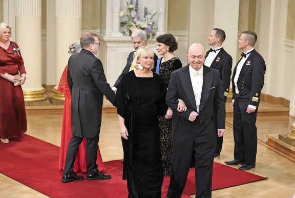 Marko Ahtisaarella on takanaan kaksi eroon päättynyttä avioliittoa, ensin Tiuku Raskin, sitten Lisa Sounion kanssa. Nyt onni kukoistaa Sannan vierellä.