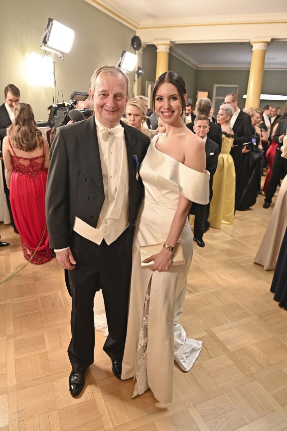 Taannoin 70-vuotissynttäreitään juhlinut Hjallis Harkimo ilmestyi Linnan-juhliin yhdessä Jasmine Pajarin, 35, kanssa.