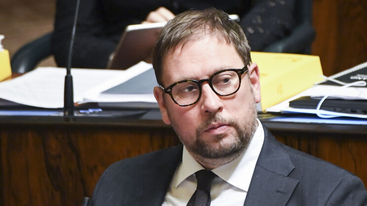 Paavo Arhinmäki sekoili jalkapallo-ottelussa: kävi kiinni järjestyksenvalvojaan