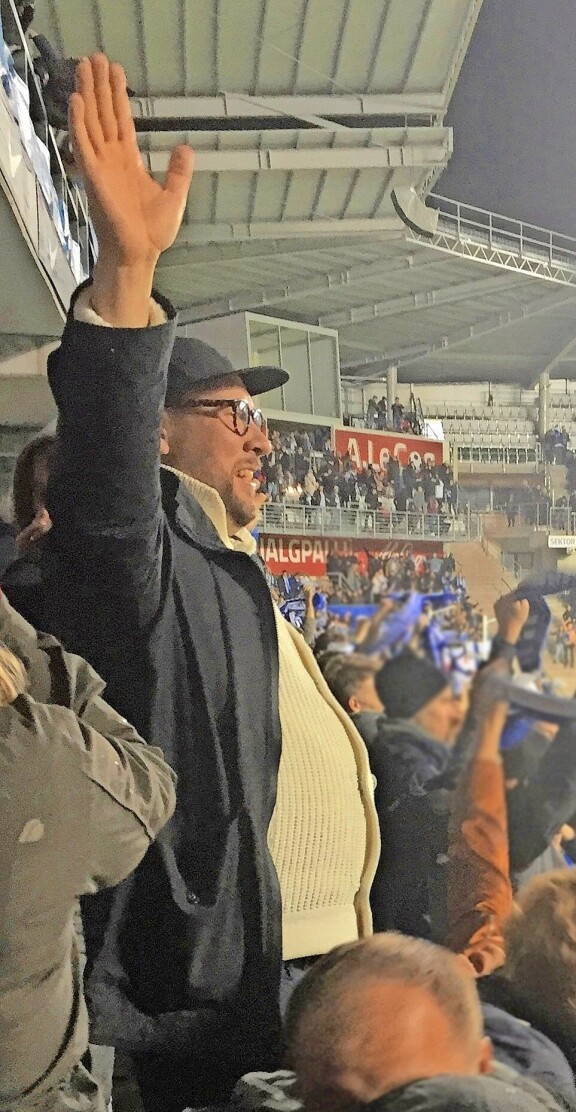 Futisfanina tunnettu Paavo on kiertänyt Huuhkajien otteluissa jo yli 20 vuotta. Kuva vuodelta 2018.