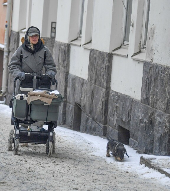 Sonja Kailassaari bongattiin maanantaina reippaalta vaunulenkiltä Helsingin keskustassa. Akun ja Sonjan mäyräkoira Elsa oli mukana.