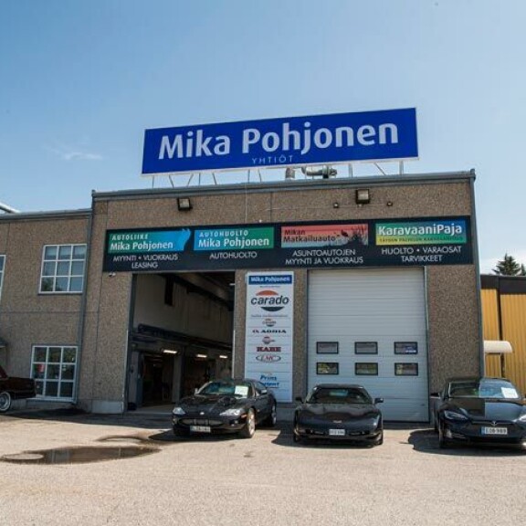 Mikan firma MJP-Productions Oy on monialayhtiö, joka pyörittää bisnestä Lahdessa. Keskiössä ovat automyynti, matkailuautojen vuokraus ja autohuolto. Mikan firma MJP-Productions Oy on monialayhtiö, joka pyörittää bisnestä Lahdessa. Keskiössä ovat automyynti, matkailuautojen vuokraus ja autohuolto.