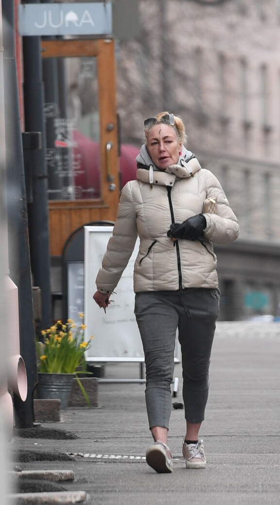 Seiskan paparazzi bongasi Marjut Lyran Helsingin kaduilta vain muutama päivä vasaratappelun jälkeen. Hänellä oli silloin vielä otsassaan iso vekki.
