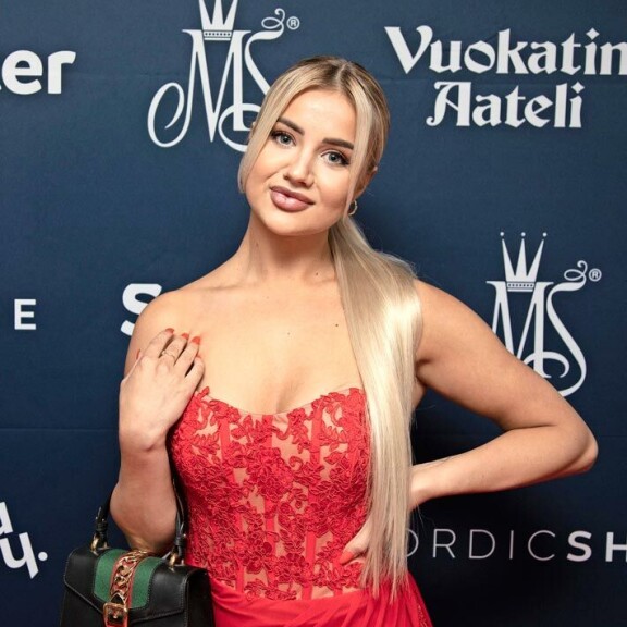 Yllätysromanssi! Sonja Aiellon uusi rakas paljastui – mies on seurustellut aikaisemminkin julkkiskaunottaren kanssa Sonja Aiello