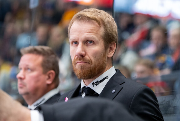 Juhani Tammisen mukaan Tommi Miettinen ei ole kovin tunnettu nimi Turussa. Yökerhossa TPS-valmentajaa piirittäneet naiset lienevät toista mieltä.