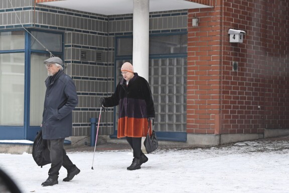 Tarja Halonen näyttää toipuneen hyvin, mutta tukeutuu vielä yhteen kävelysauvaan. Pentti Arajärvi käveli edellä.