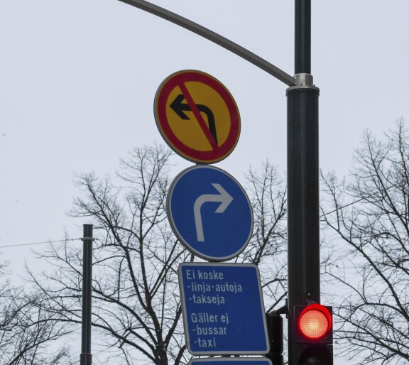 Risteyksessä oleva kieltomerkki kieltää vasemmalle kääntymisen.