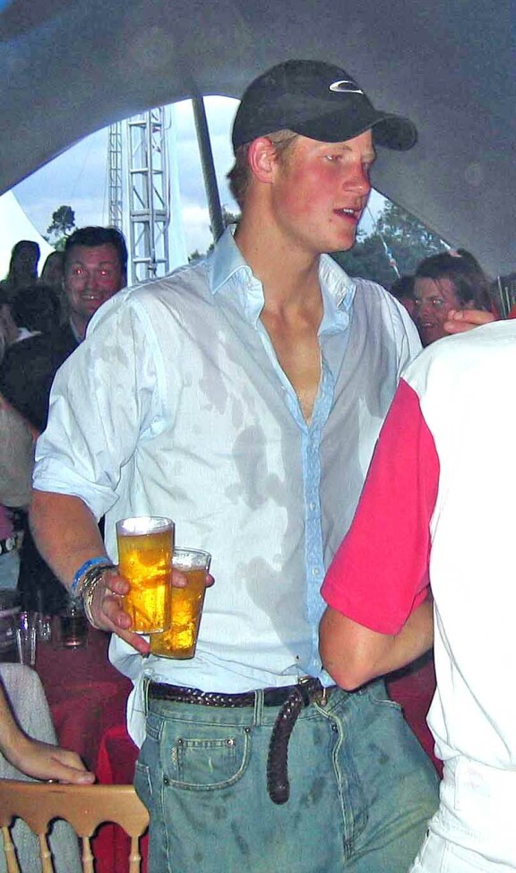 Harryn bongaaminen juhlimasta nuorena ei ollut mitenkään tavatonta. Tämä kuva ei kuitenkaan ole mummonrepimisiltana otettu, vaan kesällä 2004 Cartierin poolotapahtuman jälkeisiltä jatkoilta.