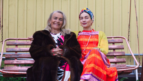 Kauden avausjaksossa Meeri Koutaniemi tapaa Miina Äkkijyrkän, joka on tunnettu nauta-aiheisista veistoksistaan.