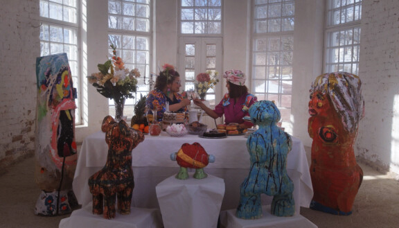 Kauden päätösjaksossa Meeri Koutaniemi tapaa Jasmin Anoschkinin, joka puhuu teoksilleen ja käy kylvyssä niiden kanssa.