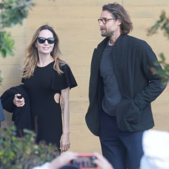 Angelinan raportoitiin olleen yhtä hymyä, kun tämä poistui Nobusta miljardöörikomistuksen kyljessä. Angelina Jolie