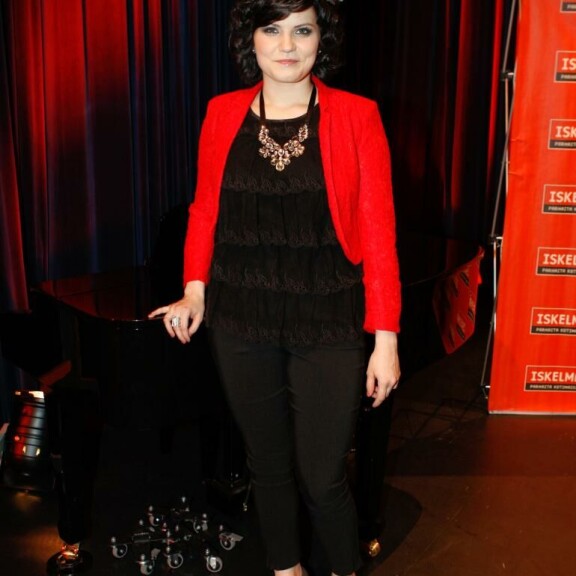 Vuonna 2011 pikimustat hiukset saivat ruskeaa sävyä. Suvi Teräsniska