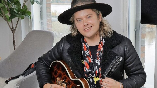 Oho! Tällaisella ökyautolla Archie Cruz ajelee