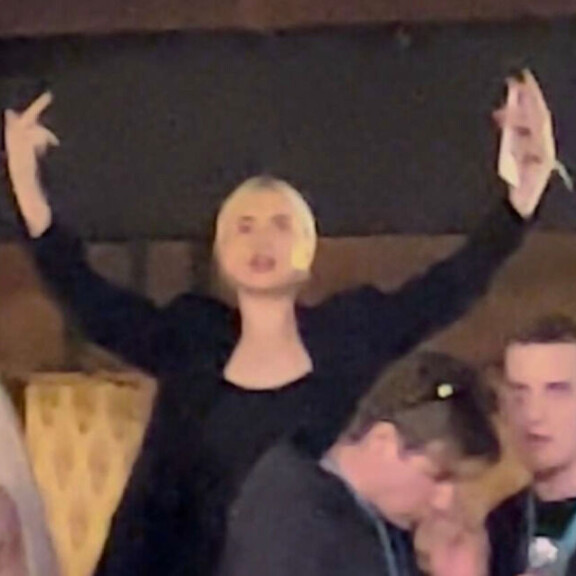 Sonja heristeli keskisormea Williamin yleisössä. sonja