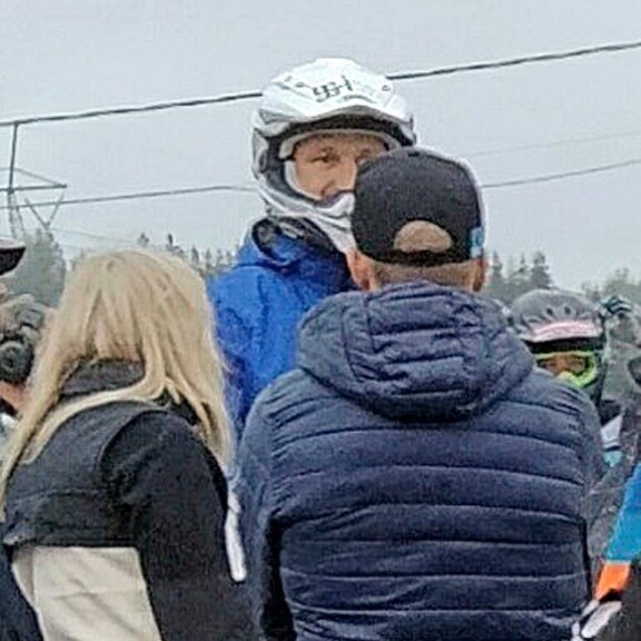 Emma kuvattiin kannustamassa palkintopallille noussutta Sami Hyypiää Sipoon motocrossradalla 11. syyskuuta. Emma kuvattiin kannustamassa palkintopallille noussutta Sami Hyypiää Sipoon motocrossradalla 11. syyskuuta.