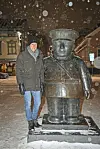 203-senttinen Marko Anttila poseeraa 220-senttisen Oulun Toripoliisin rinnalla. Kumpikin hahmo tunnetaan ympäri Suomen, Mörkö kenties vielä kuuluisaa patsastakin paremmin.