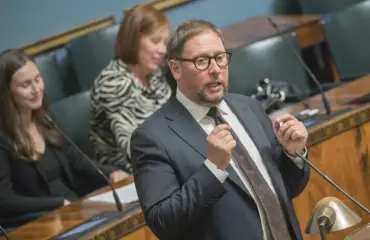 Paavo Arhinmäen jalkapallosoppa sakenee – silminnäkijä Seiskalle: Minä irrotin Paavon, Palloliitto kiitteli