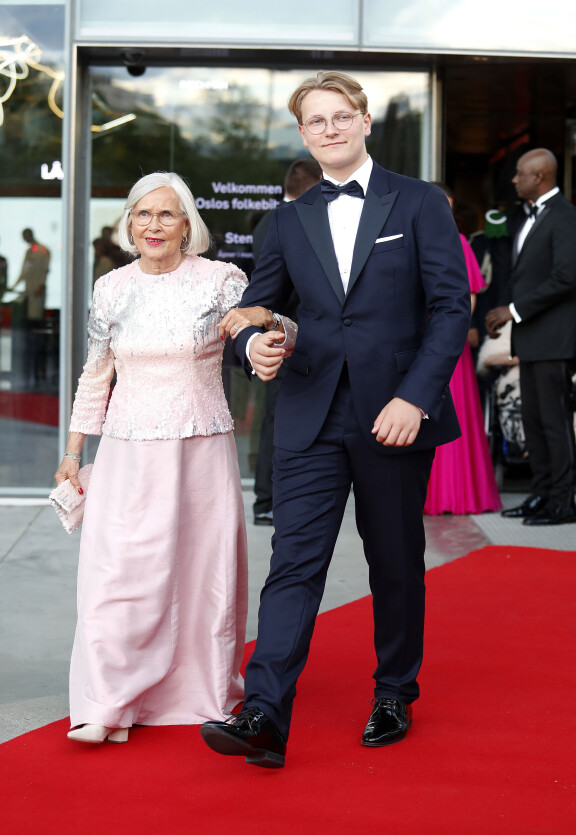 Marit kulku prinsessa Ingridin 18-vuotissyntymäpäivillä prinssi Sverre Magnuksen käsikynkässä.