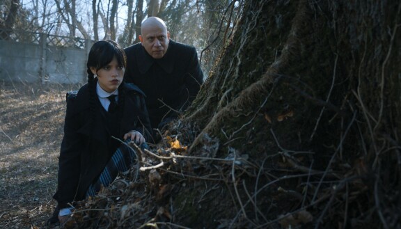 Fred-setä esiintyi Wednesday-sarjan avauskaudella seitsemännessä jaksossa. WEDNESDAY, from left: Jenna Ortega, Fred Armisen as Uncle Fester, 'If You Don't Woe Me By Now', (Season 1, ep. 107, aired Nov. 23, 2022). photo: Vlad Cioplea / Netflix / Courtesy Everett Collection