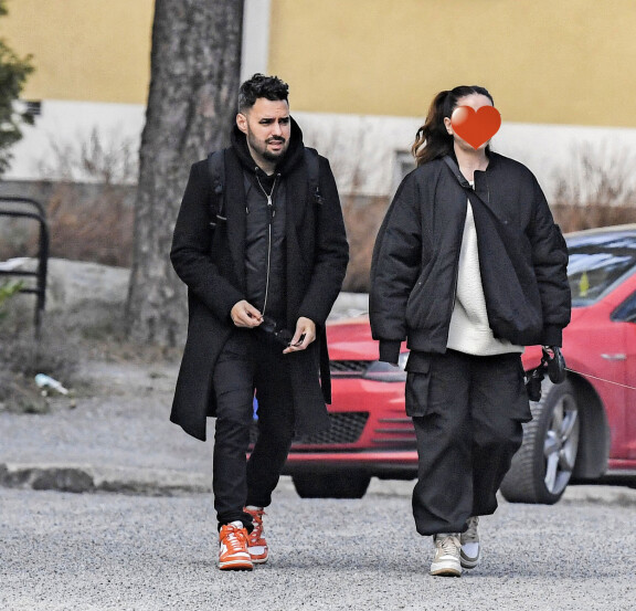 Seiskan paparazzi löysi Axlin tukholmalaisesta lähiöstä viime vuoden huhtikuussa. Miehen seurassa nähtiin hänen uusi rakkaansa.