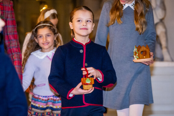 Prinssi Alexander sipaisi hiuksensa ponnarille. Hänen kasvonpiirteensä muistuttavat kovasti äitiään, prinsessa Sofiaa.