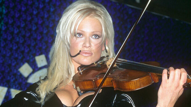 Linda Lampenius kuvasi videoita Playboy-kartanossa - julkaisee intiimit materiaalinsa Linda Lampenius