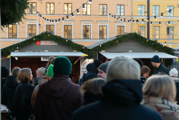 Tuomaan markkinoilla oli keskiviikkoiltapäivällä paljon porukkaa.