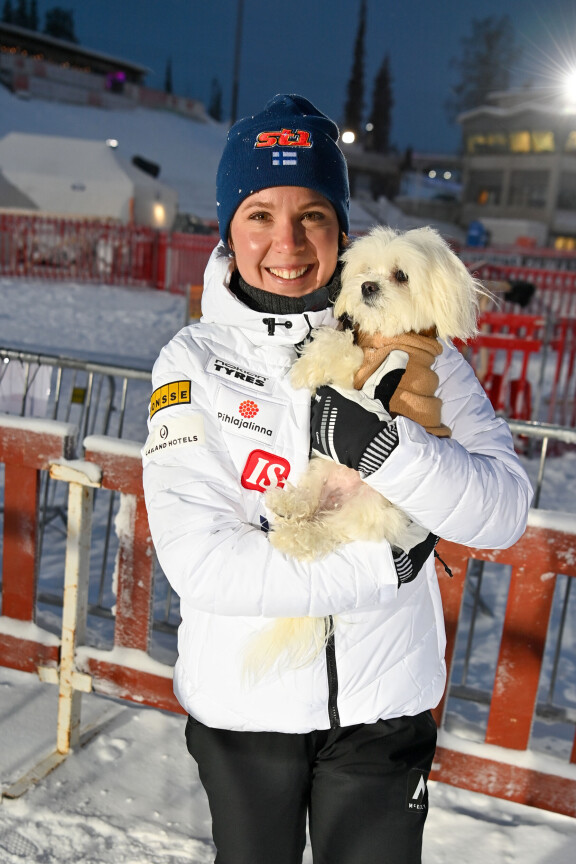 Kerttu Niskanen Martta-koiransa vuoden 2023 Maailman Cupissa.