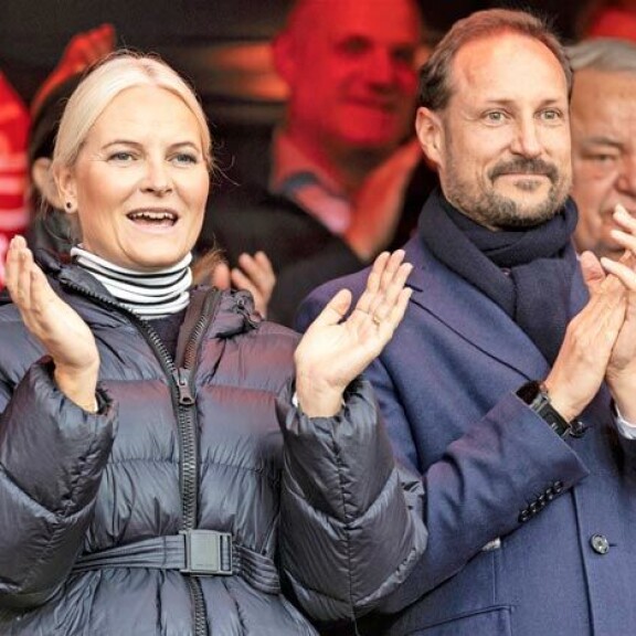 Haakon ja Mette-Marit täyttävät 50 vuotta – näin Norjan kruununprinssipari korvaa näyttävät juhlallisuudet Mette-Marit ja Haakon