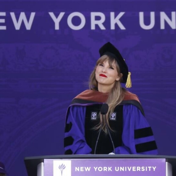 Taylor Swiftin puhetta pääsivät todistamaan NYU:n opiskelijat ja heidän perheensä. Taylor Swift