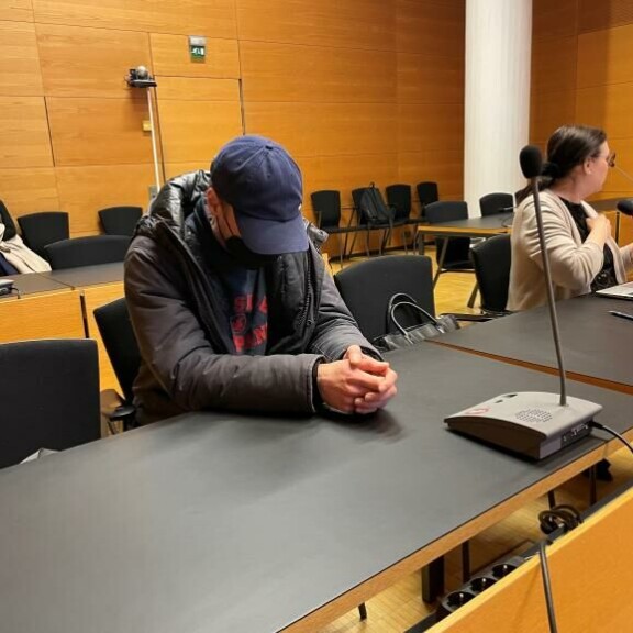 Samuli peitti käräjillä kasvonsa lippalakin ja kasvomaskin alle. Samuli