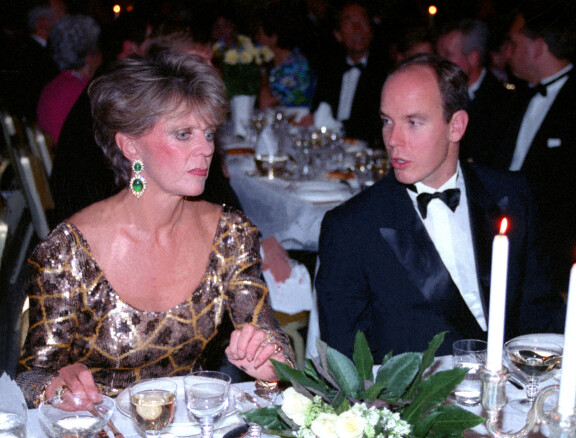 Illallisella Monacon prinssi Albertin kanssa vuonna 1992 Birgitta luotti avonaiseen asuun ja näyttäviin korvakoruihin.