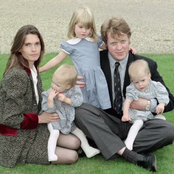 Victoria ja Charles lapsineen vuonna 1993. Perheeseen syntyi vielä Louis-poika vuonna 1994. Charles, Victoria, Kitty, Eliza, Amelia