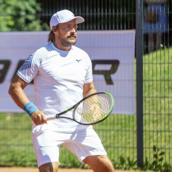 Golfin lisäksi tennis on urheilulliselle Teemulle rakas laji. Teemu Selänne