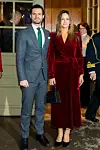 Carl Philip sonnustautui joulun alla harmaaseen asuun. Prinsessa Sofia tarkeni lämpimän näköisessä viininpunaisessa samettileningissä.