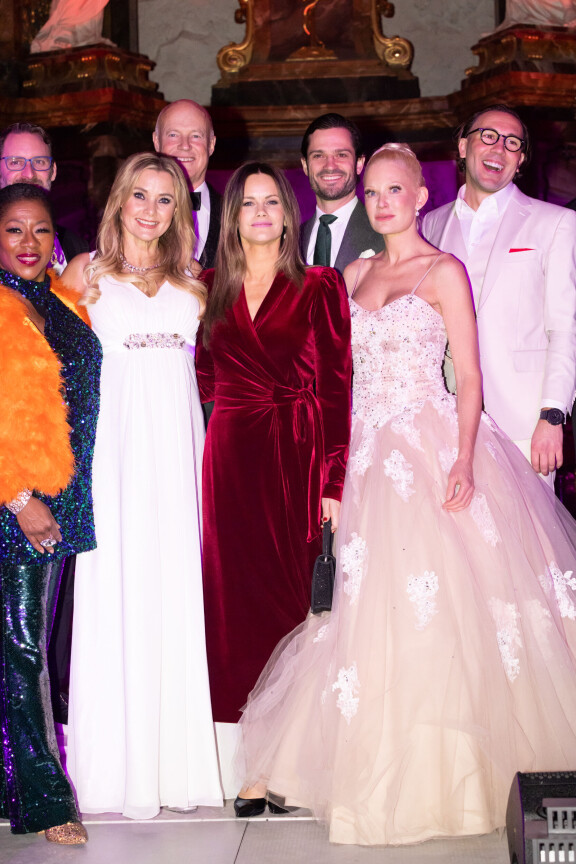 Prinsessa Sofia ja prinssi Carl Philip poseeraavat kuvissa konsertin esiintyjien kanssa.