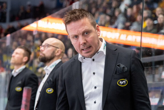Oulussa jysähti uutispommi, kun Kärpät kertoi antaneensa potkut päävalmentajalleen Lauri Marjamäelle.