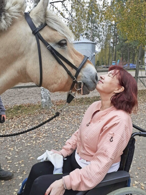 Saija sanoo pitävänsä erityisen paljon ratsastusterapiasta.